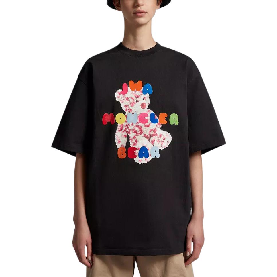 Lookbook 몽클레르 x JW 앤더슨 SS23 블랙 베어 그래픽 프린트 반팔 티셔츠. I109E8C00001M2681999