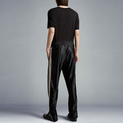 MONCLER x Palm Angels Celana Sweat Logo Hitam Unisex. H209L8H00001M2522999 Shop MONCLER x Palm Angels Celana Sweat Logo Hitam Unisex. H209L8H00001M2522999