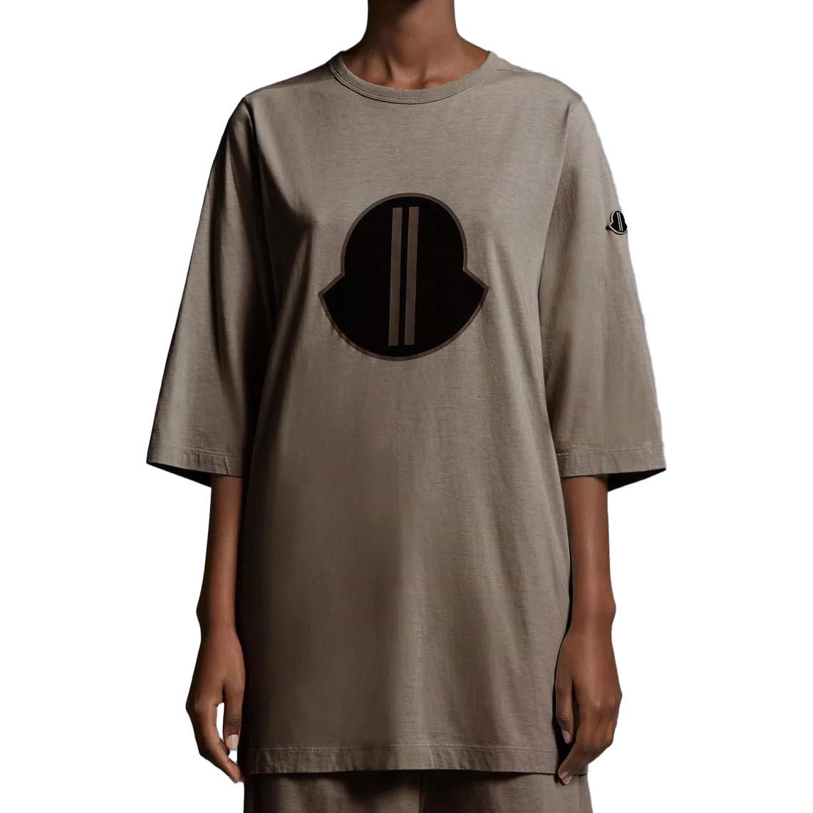 Lookbook Moncler x Rick Owens FW23 棕色印花Logo男女同款圓領T恤。 I209N8C00001M366923Q