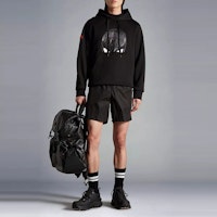 Moncler x 蜘蛛人 SS22 黑色抽繩男士休閒標誌短褲. H20912C0000253326999 Lookbook Moncler x 蜘蛛人 SS22 黑色抽繩男士休閒標誌短褲. H20912C0000253326999