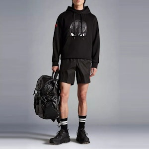 Moncler x 蜘蛛人 SS22 黑色抽繩男士休閒標誌短褲. H20912C0000253326999 Lookbook Moncler x 蜘蛛人 SS22 黑色抽繩男士休閒標誌短褲. H20912C0000253326999