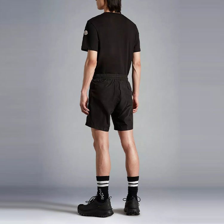 Shop Moncler x 蜘蛛人 SS22 黑色抽繩男士休閒標誌短褲. H20912C0000253326999