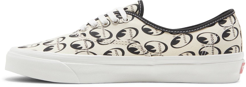 Mooneyes x Vans Authentic 44 DX 'Fábrica Anaheim - Blanco' VN0A5KX4AVP Lookbook Mooneyes x Vans Authentic 44 DX 'Fábrica Anaheim - Blanco' VN0A5KX4AVP