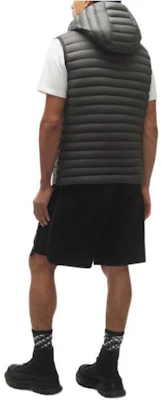 ムースナックルズ グレー無地ロゴバッジ付きフロント 袖なしベスト M13MV450-1111 Lookbook ムースナックルズ グレー無地ロゴバッジ付きフロント 袖なしベスト M13MV450-1111