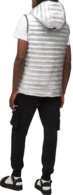 Moose Knuckles 银色带拉链装饰连帽羽绒背心. M13MV450HM-346 Shop Moose Knuckles 银色带拉链装饰连帽羽绒背心. M13MV450HM-346