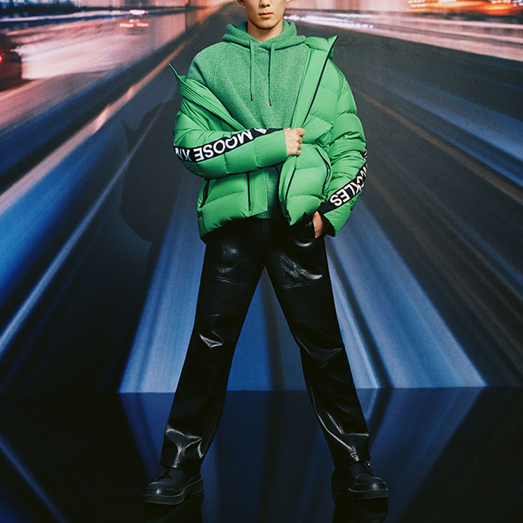 Lookbook Moose Knuckles FW21 Jaket Puffer Hijau Unisex dengan Tali Logo. M31MJ153-775
