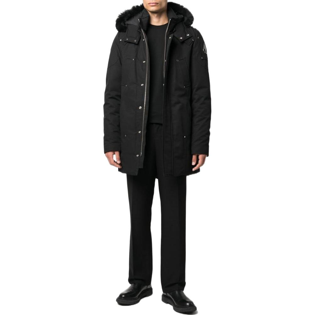 Lookbook 무스너클 FW22 유니섹스 블랙 퍼 트림 로고 후드 파카 자켓. M32MP261S305