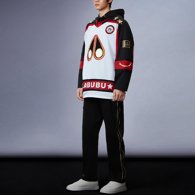 Lookbook Moose Knuckles LABUBU 刺繡標誌白色圓領衛衣 男女款 M31MS693BO