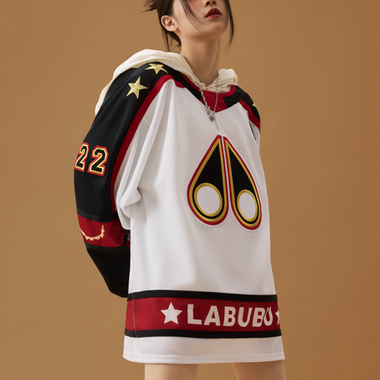 Shop Moose Knuckles LABUBU 刺繡標誌白色圓領衛衣 男女款 M31MS693BO