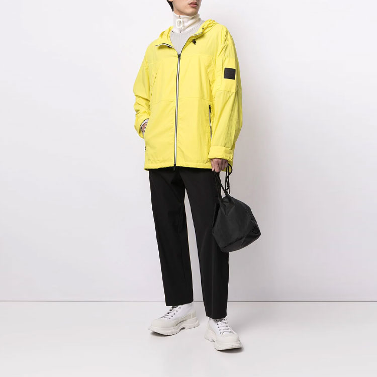 Lookbook Moose Knuckles 經典黃色厚款舒適外套. M11MJ147-192