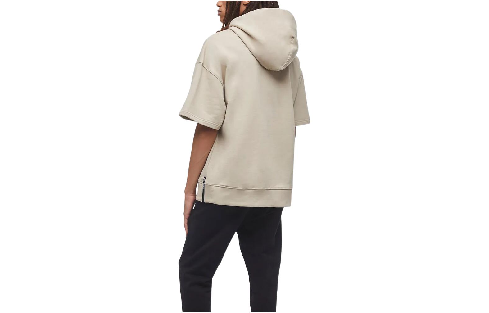 Lookbook Moose Knuckles SS22 香槟色连帽卫衣 带品牌标志和抽绳. M12MS630-PLAZA