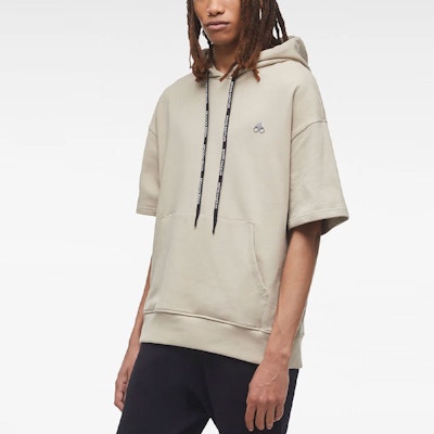 Moose Knuckles SS22 香槟色连帽卫衣 带品牌标志和抽绳. M12MS630-PLAZA Shop Moose Knuckles SS22 香槟色连帽卫衣 带品牌标志和抽绳. M12MS630-PLAZA