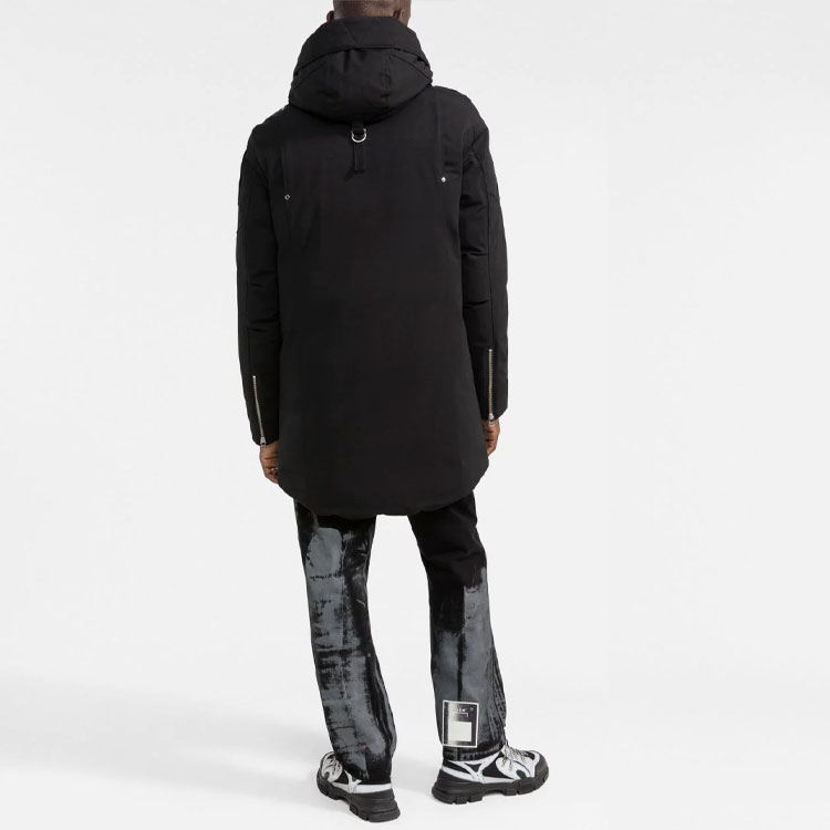 Shop Moose Knuckles男女款黑色中长款修身连帽羽绒服 M31MP261N-545