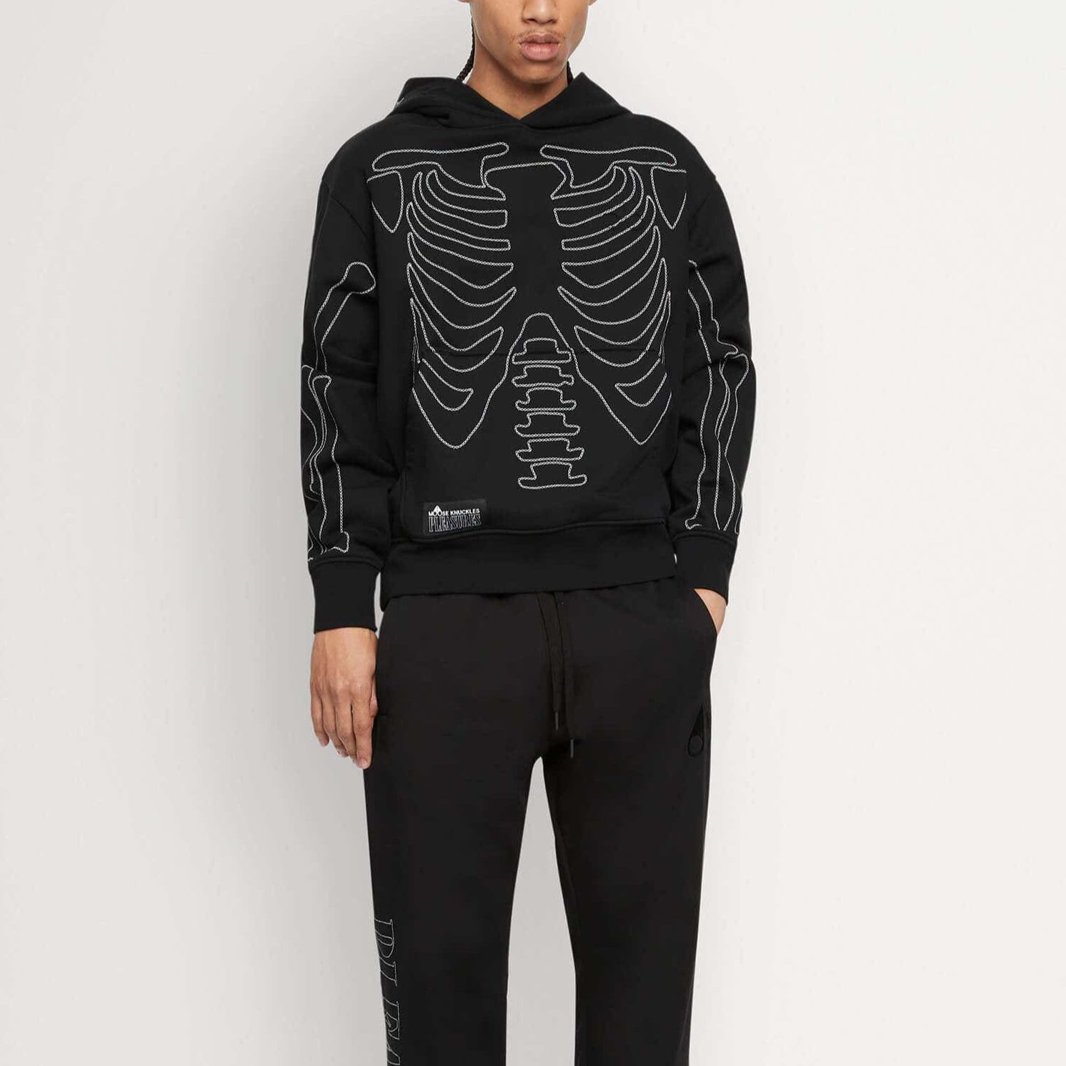 Lookbook Moose Knuckles x PLEASURES联名款SS24黑色骷髅刺绣连帽衫 M33MS708PL