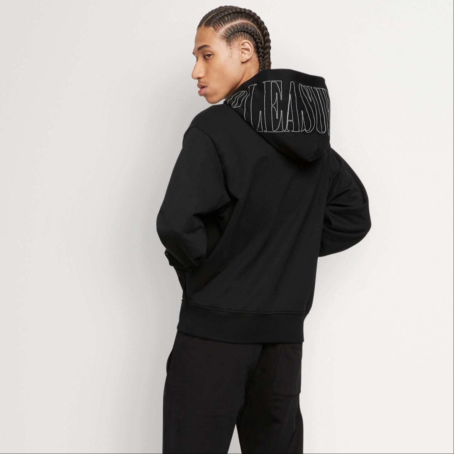 Shop Moose Knuckles x PLEASURES联名款SS24黑色骷髅刺绣连帽衫 M33MS708PL