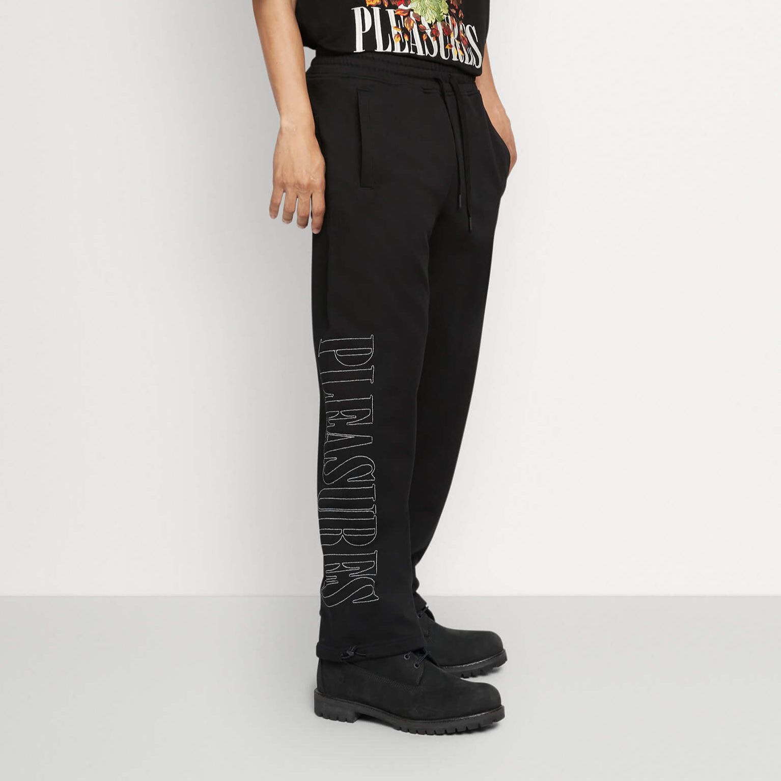 Shop Moose Knuckles x PLEASURES联名款SS24黑色刺绣标松紧腰口袋针织长裤 M33MR802PL-026