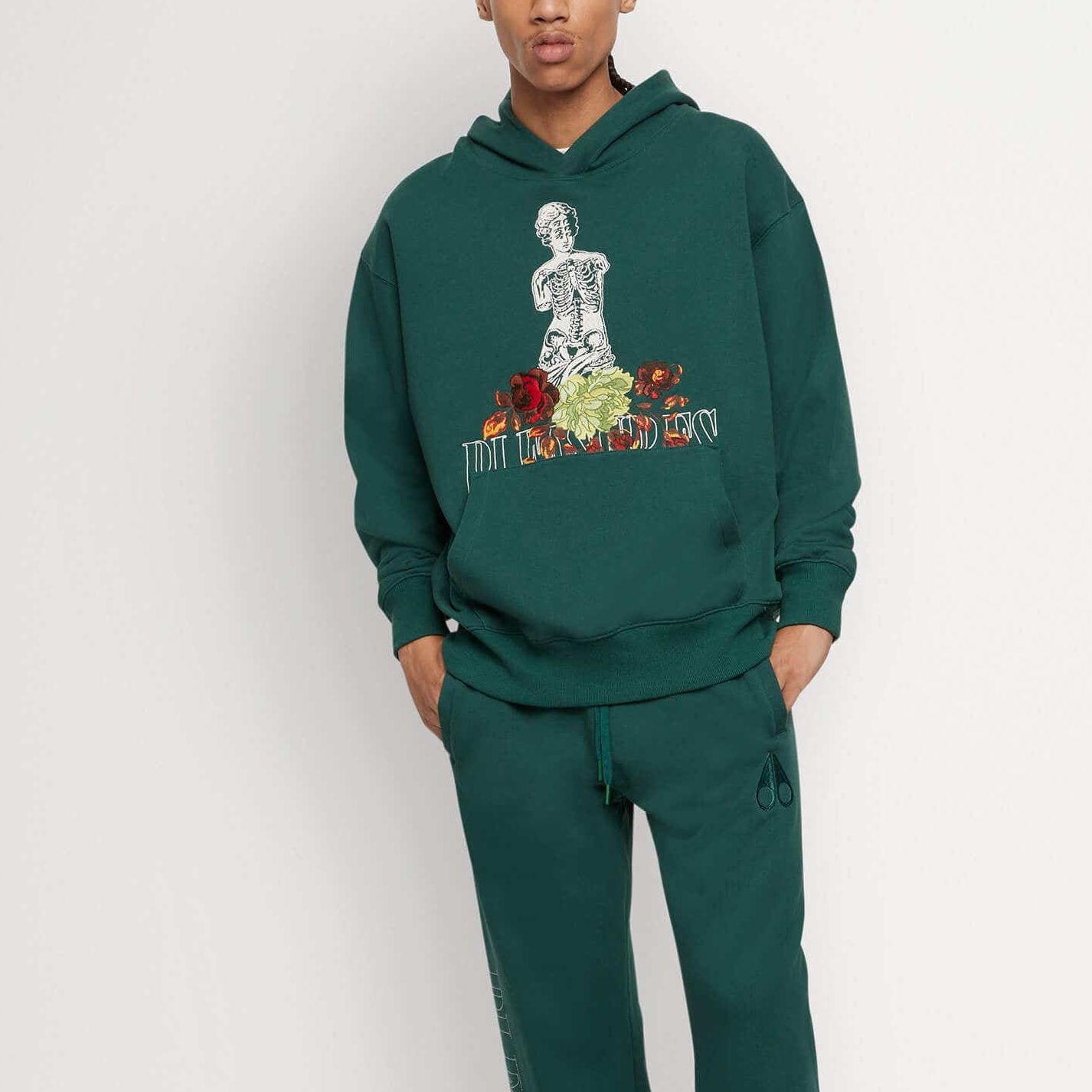 Shop Moose Knuckles联名PLEASURES SS24绿色雕像图案连帽衫 M33MS707PL-816