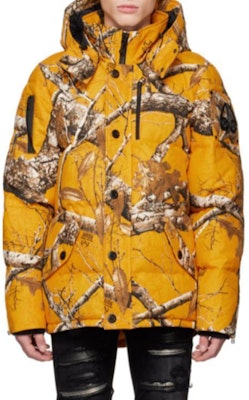 Moose Knuckles x Post Malone黄色满印羽绒连帽夹克男款. M32MJ218PM-1074 Purchase Moose Knuckles x Post Malone黄色满印羽绒连帽夹克男款. M32MJ218PM-1074