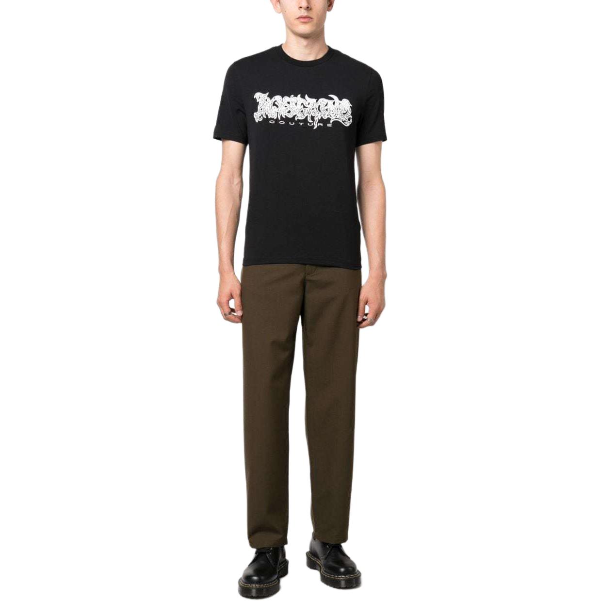 Lookbook MOSCHINO Kaos Hitam Crewneck dengan Cetak Logo Depan. A0719-7041-0555