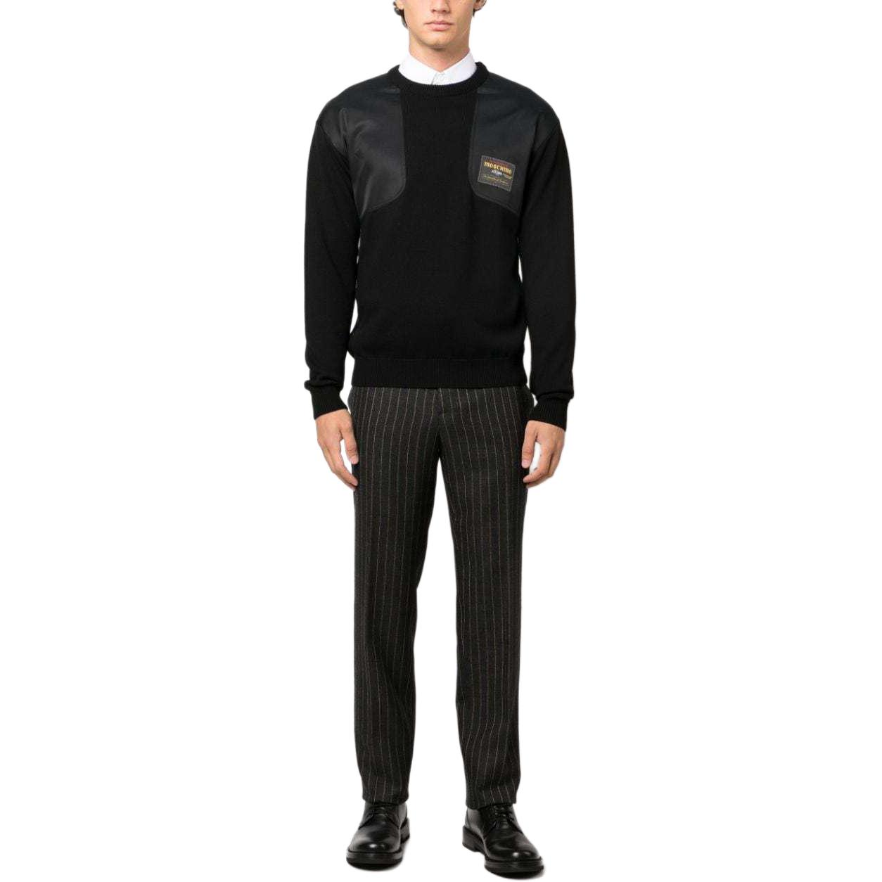 Lookbook Sweater Lengan Panjang MOSCHINO Hitam dengan Corak Patchwork A0918-5202-0555