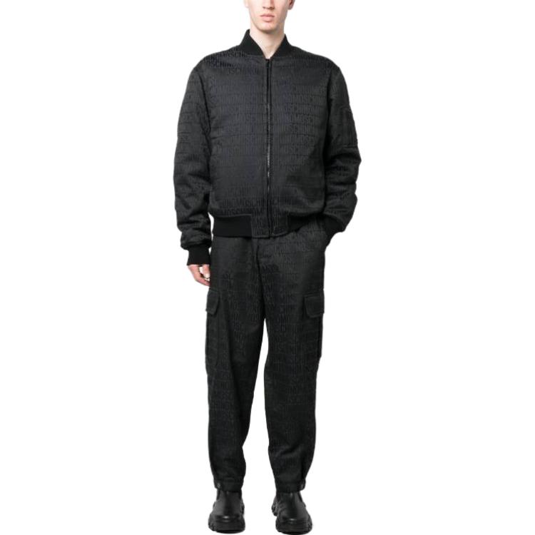 Lookbook MOSCHINO Chaqueta Negra con Cremallera y Estampado de Letras Cuello Alto. 06107615A0555