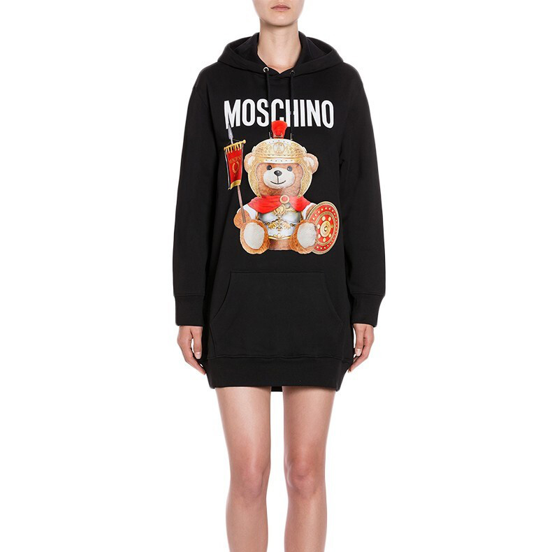 Lookbook Moschino Hoodie Dress Lengan Panjang Cetakan Roman Teddy Bear Hitam. E-V0427-5527-2555