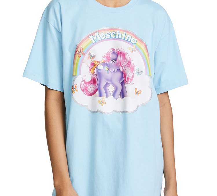 Sizing Camiseta Unisex Moschino Azul de Manga Corta con Estampado de Pony. 3XT0798-4040-1305