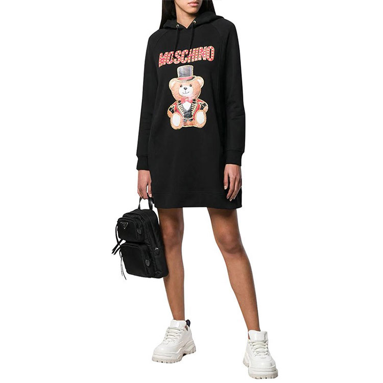 Purchase MOSCHINO 馬戲團卡通熊印花黑色連帽洋裝。 V0453-0527-3555