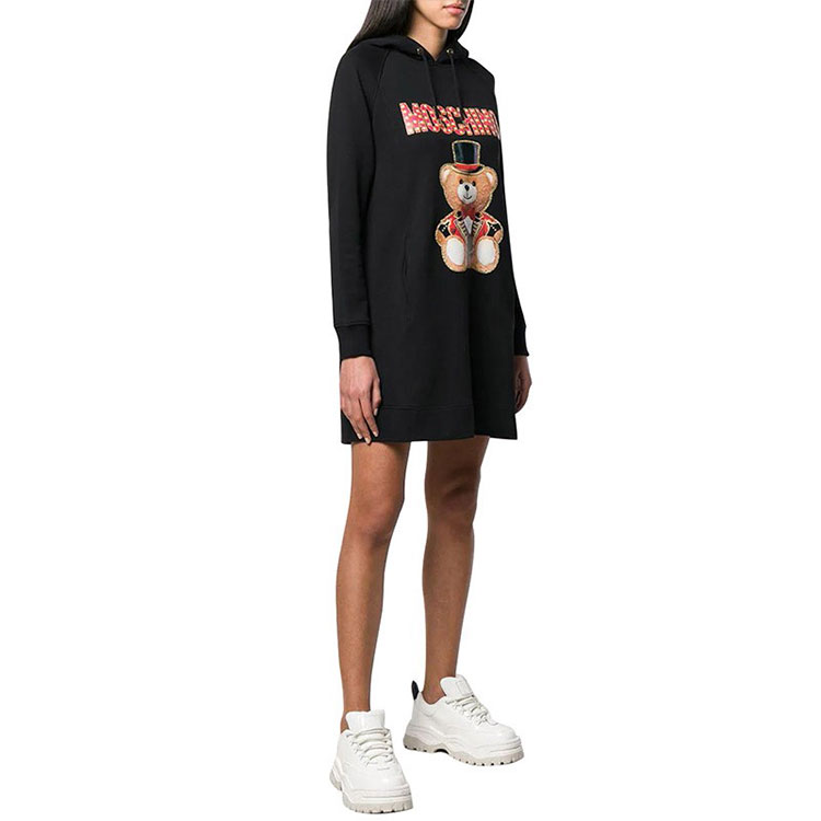 Sizing MOSCHINO 馬戲團卡通熊印花黑色連帽洋裝。 V0453-0527-3555