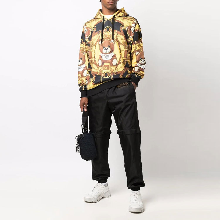 Lookbook MOSCHINO FW21 Baju Kuning Pullover dengan Cetakan Kartun Beruang Teddy. J1722-5229-1555