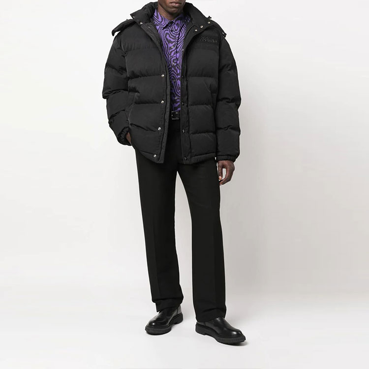 Lookbook MOSCHINO FW22 黑色連帽外套，簡約Logo貼布設計。 A0611-5215-1555