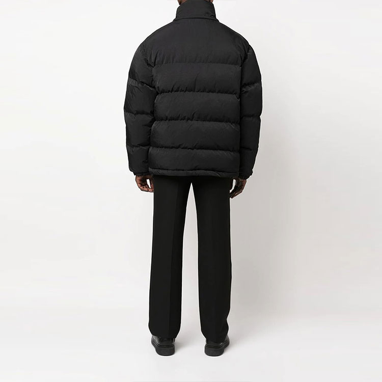 Shop MOSCHINO FW22 黑色連帽外套，簡約Logo貼布設計。 A0611-5215-1555