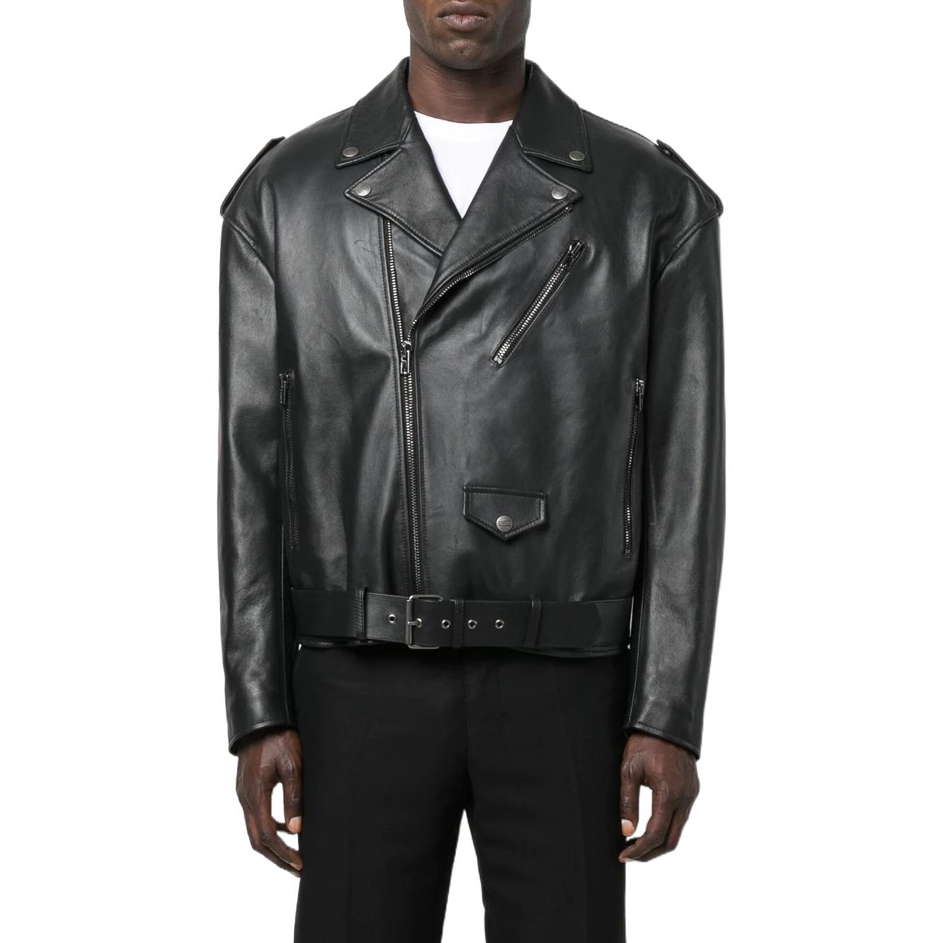 Lookbook MOSCHINO FW22 黑色字母印花拉链口袋皮夹克. J3704-7070-1555