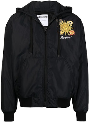 MOSCHINO FW22 Chaqueta Acolchada Negra con Estampado de Sol y Cremallera A0603-2016-1555 Order MOSCHINO FW22 Chaqueta Acolchada Negra con Estampado de Sol y Cremallera A0603-2016-1555