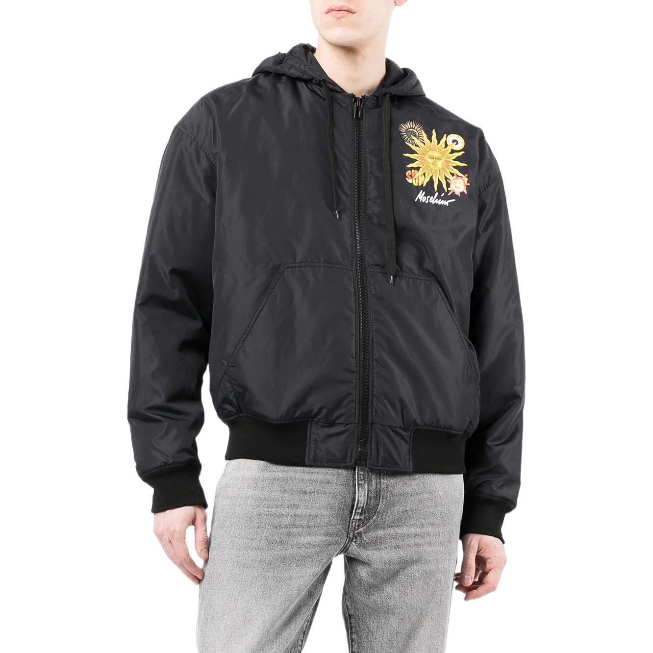 Lookbook MOSCHINO FW22 Chaqueta Acolchada Negra con Estampado de Sol y Cremallera A0603-2016-1555