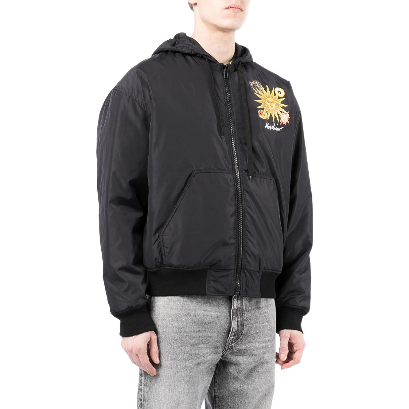 Shop MOSCHINO FW22 Chaqueta Acolchada Negra con Estampado de Sol y Cremallera A0603-2016-1555