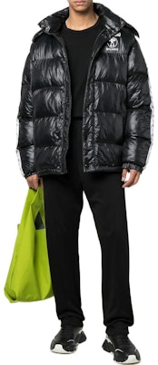 MOSCHINO FW22 Chaqueta Hoodie Acolchada Negra Hombre Logo Doble Signo de Interrogación. A0634-7017-1555 Lookbook MOSCHINO FW22 Chaqueta Hoodie Acolchada Negra Hombre Logo Doble Signo de Interrogación. A0634-7017-1555