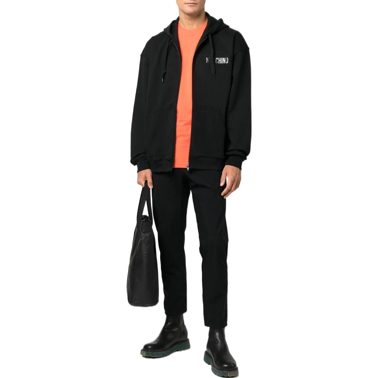 Lookbook MOSCHINO FW22 男士黑色拉鍊連帽衫 Logo 印花款式。 A1722-5228-1555