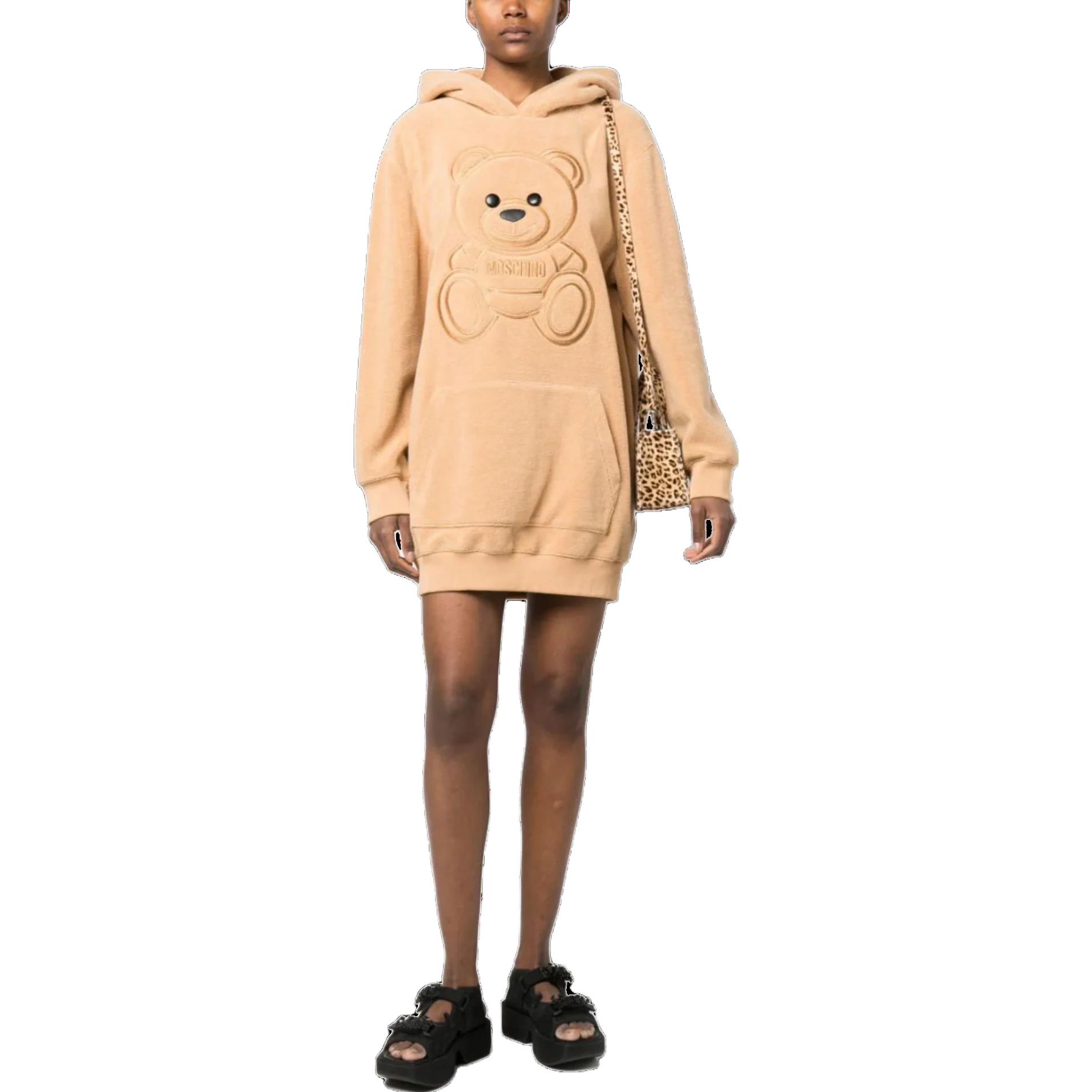 Lookbook 모스키노 FW23 테디베어 후디 롱슬리브 미디 드레스 라이트 브라운. A0432-5526-1018