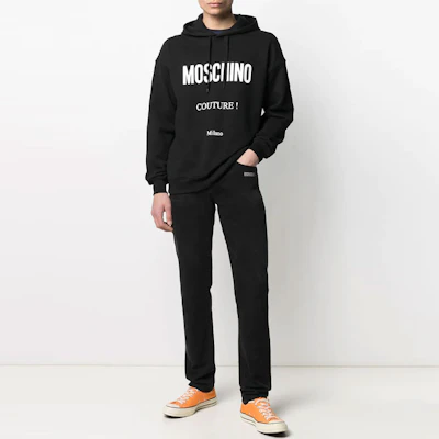 Moschino 男款黑色連帽上衣 長袖 ロゴ印花 A1729-2027-1555 Lookbook Moschino 男款黑色連帽上衣 長袖 ロゴ印花 A1729-2027-1555