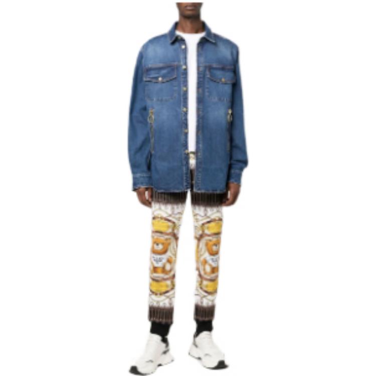 Lookbook Chaqueta Denim Azul MOSCHINO SS22 con Bolsillo Frontal Simple. J0219-5222-0295