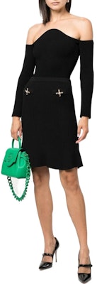 MOSCHINO SS22 黑色裙子搭配裝飾按鈕細節。 J0187-5400-0555 Lookbook MOSCHINO SS22 黑色裙子搭配裝飾按鈕細節。 J0187-5400-0555