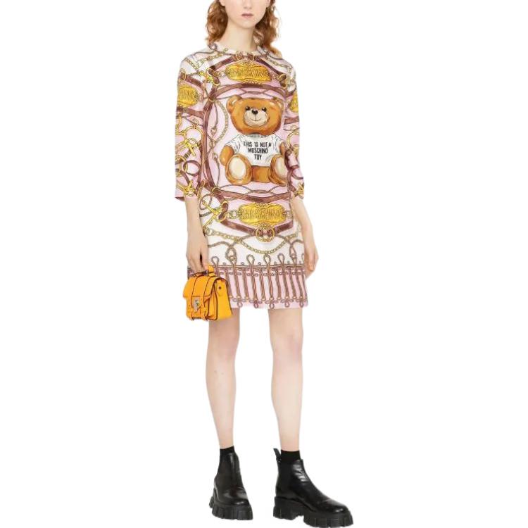 Lookbook 모스키노 SS22 카툰 베어 프린트 3/4 소매 미디 드레스 멀티컬러. A0470-5653-1221