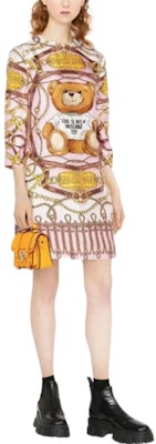 모스키노 SS22 카툰 베어 프린트 3/4 소매 미디 드레스 멀티컬러. A0470-5653-1221 Lookbook 모스키노 SS22 카툰 베어 프린트 3/4 소매 미디 드레스 멀티컬러. A0470-5653-1221