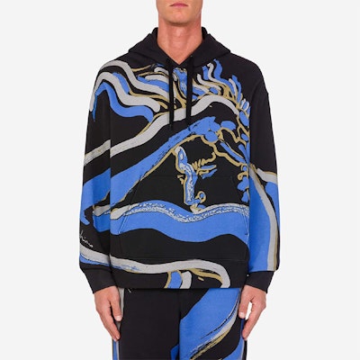 MOSCHINO SS23 藍色抽繩連帽衫搭配藍白圖案。 231ZZA171602272555 Lookbook MOSCHINO SS23 藍色抽繩連帽衫搭配藍白圖案。 231ZZA171602272555