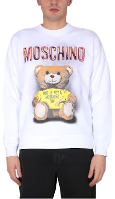 MOSCHINO SS23 Sweatshirt Putih Crewneck dengan Rekaan Huruf Grafik. V1732-0228-1001 Buy MOSCHINO SS23 Sweatshirt Putih Crewneck dengan Rekaan Huruf Grafik. V1732-0228-1001