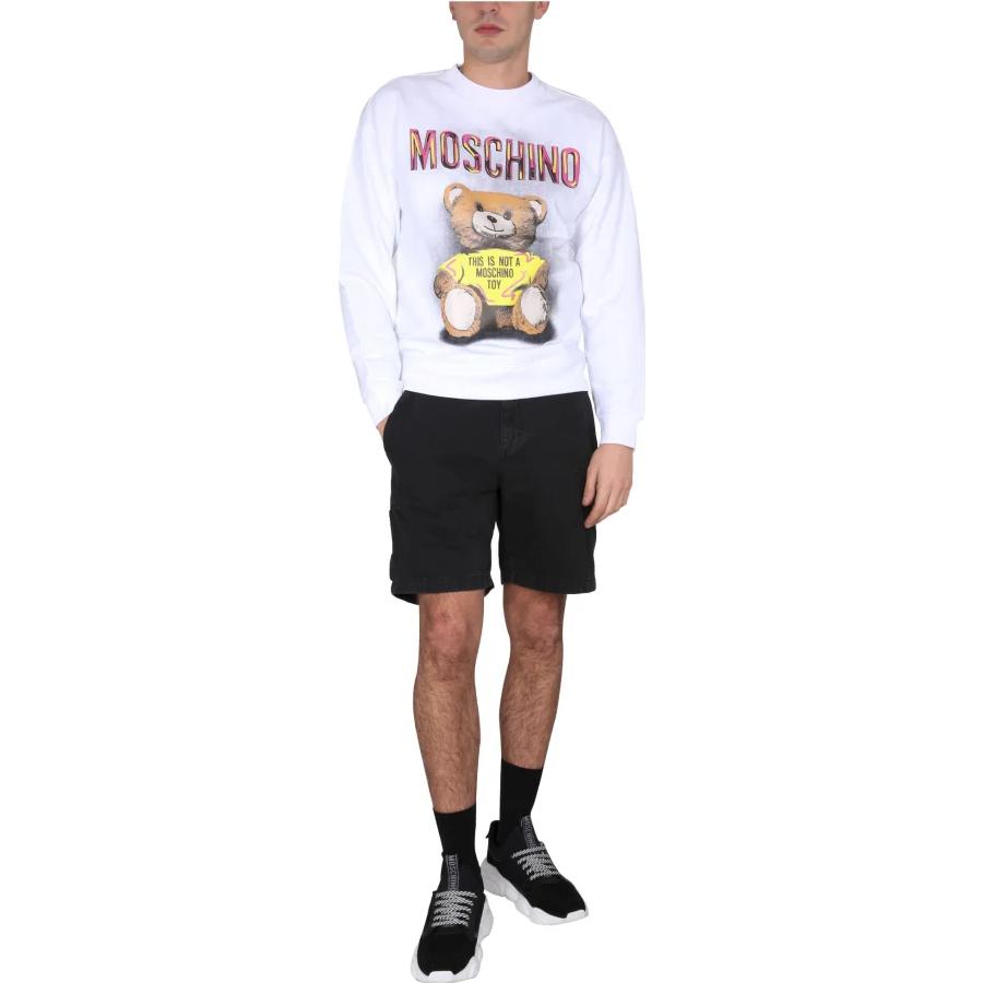 Shop MOSCHINO SS23 Sweatshirt Putih Crewneck dengan Rekaan Huruf Grafik. V1732-0228-1001