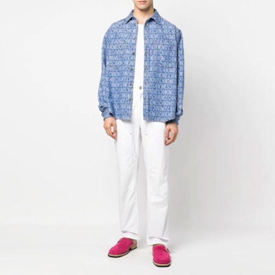 모스키노 SS23 레터 로고 프린트 긴팔 셔츠 인디고 블루. A0201-2623-1299 Lookbook 모스키노 SS23 레터 로고 프린트 긴팔 셔츠 인디고 블루. A0201-2623-1299