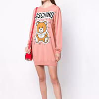 Lookbook MOSCHINO 泰迪熊粉色圓領長袖連衣裙。 EV0493-5501-1147