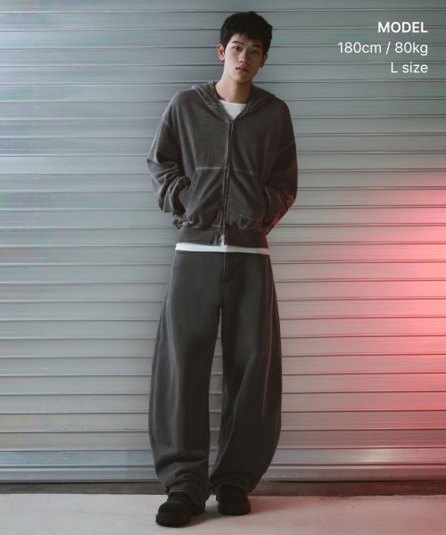 Shop MUSINSA STANDARD【Champion 聯名】成衣染色弧形牛仔褲（炭灰色） MMFNP9C09-CG